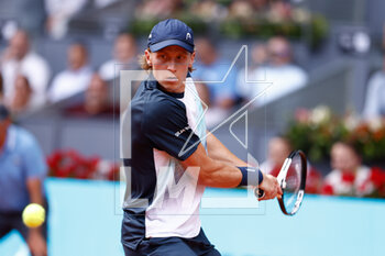 2023-04-28 - Emil Ruusuvuori of Finland in action against Carlos Alcaraz of Spain during the Mutua Madrid Open 2023, Masters 1000 tennis tournament on April 28, 2023 at Caja Magica in Madrid, Spain - TENNIS - MUTUA MADRID OPEN 2023 - INTERNATIONALS - TENNIS