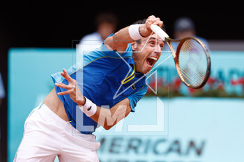 2023-04-28 - Roberto Bautista Agut of Spain in action against Quentin Halys of France during the Mutua Madrid Open 2023, Masters 1000 tennis tournament on April 28, 2023 at Caja Magica in Madrid, Spain - TENNIS - MUTUA MADRID OPEN 2023 - INTERNATIONALS - TENNIS