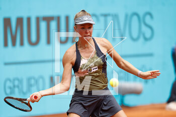 2023-04-28 - Magdalena Frech of Poland in action against Jessica Pegula of United States during the Mutua Madrid Open 2023, Masters 1000 tennis tournament on April 28, 2023 at Caja Magica in Madrid, Spain - TENNIS - MUTUA MADRID OPEN 2023 - INTERNATIONALS - TENNIS