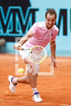 2023-04-28 - Richard Gasquet of France in action against Hubert Hurkacz of Poland during the Mutua Madrid Open 2023, Masters 1000 tennis tournament on April 28, 2023 at Caja Magica in Madrid, Spain - TENNIS - MUTUA MADRID OPEN 2023 - INTERNATIONALS - TENNIS