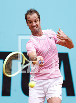 2023-04-28 - Richard Gasquet of France in action against Hubert Hurkacz of Poland during the Mutua Madrid Open 2023, Masters 1000 tennis tournament on April 28, 2023 at Caja Magica in Madrid, Spain - TENNIS - MUTUA MADRID OPEN 2023 - INTERNATIONALS - TENNIS