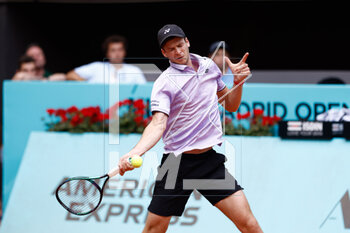 2023-04-28 - Hubert Hurkacz of Poland in action against Richard Gasquet of France during the Mutua Madrid Open 2023, Masters 1000 tennis tournament on April 28, 2023 at Caja Magica in Madrid, Spain - TENNIS - MUTUA MADRID OPEN 2023 - INTERNATIONALS - TENNIS