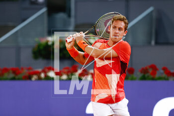 2023-04-28 - Roberto Carballes of Spain in action against Alexander Zverev of Germany during the Mutua Madrid Open 2023, Masters 1000 tennis tournament on April 28, 2023 at Caja Magica in Madrid, Spain - TENNIS - MUTUA MADRID OPEN 2023 - INTERNATIONALS - TENNIS