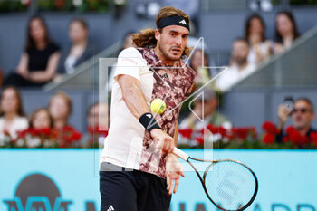 2023-04-29 - Stefanos Tsitsipas of Greece in action against Dominic Thiem of Austria during the Mutua Madrid Open 2023, Masters 1000 tennis tournament on April 29, 2023 at Caja Magica in Madrid, Spain - TENNIS - MUTUA MADRID OPEN 2023 - INTERNATIONALS - TENNIS