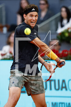 2023-04-29 - Dominic Thiem of Austria in action against Stefanos Tsitsipas of Greece during the Mutua Madrid Open 2023, Masters 1000 tennis tournament on April 29, 2023 at Caja Magica in Madrid, Spain - TENNIS - MUTUA MADRID OPEN 2023 - INTERNATIONALS - TENNIS