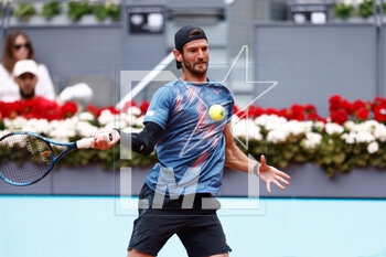 2023-04-29 - Andrea Vavassori of Italy in action against Daniil Medvedev of Russia during the Mutua Madrid Open 2023, Masters 1000 tennis tournament on April 29, 2023 at Caja Magica in Madrid, Spain - TENNIS - MUTUA MADRID OPEN 2023 - INTERNATIONALS - TENNIS