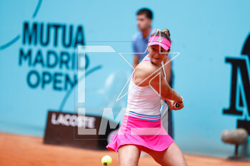 2023-04-29 - Irina Camelia Begu of Romania in action against Shelby Rogers of United States during the Mutua Madrid Open 2023, Masters 1000 tennis tournament on April 29, 2023 at Caja Magica in Madrid, Spain - TENNIS - MUTUA MADRID OPEN 2023 - INTERNATIONALS - TENNIS