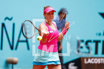 2023-04-29 - Shelby Rogers of United States in action against Irina Camelia Begu of Romania during the Mutua Madrid Open 2023, Masters 1000 tennis tournament on April 29, 2023 at Caja Magica in Madrid, Spain - TENNIS - MUTUA MADRID OPEN 2023 - INTERNATIONALS - TENNIS