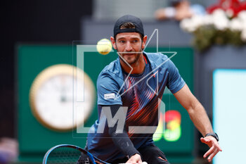 2023-04-29 - Andrea Vavassori of Italy in action against Daniil Medvedev of Russia during the Mutua Madrid Open 2023, Masters 1000 tennis tournament on April 29, 2023 at Caja Magica in Madrid, Spain - TENNIS - MUTUA MADRID OPEN 2023 - INTERNATIONALS - TENNIS