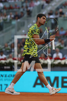 2023-04-30 - Carlos Alcaraz in action against Grigor Dimitrov during the Mutua Madrid Open 2023, Masters 1000 tennis tournament on April 30, 2023 at Caja Magica in Madrid, Spain - TENNIS - MUTUA MADRID OPEN 2023 - INTERNATIONALS - TENNIS