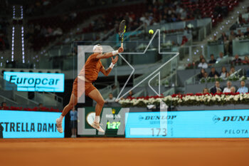 2023-04-30 - Holger Rune (Den) in action against Alejandro Davidovich Fokina (Esp) during the Mutua Madrid Open 2023, Masters 1000 tennis tournament on April 30, 2023 at Caja Magica in Madrid, Spain - TENNIS - MUTUA MADRID OPEN 2023 - INTERNATIONALS - TENNIS