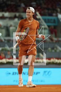 2023-04-30 - Holger Rune (Den) in action against Alejandro Davidovich Fokina (Esp) during the Mutua Madrid Open 2023, Masters 1000 tennis tournament on April 30, 2023 at Caja Magica in Madrid, Spain - TENNIS - MUTUA MADRID OPEN 2023 - INTERNATIONALS - TENNIS