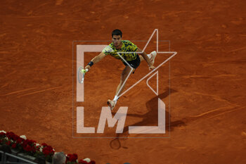 2023-04-30 - Carlos Alcaraz in action against Grigor Dimitrov during the Mutua Madrid Open 2023, Masters 1000 tennis tournament on April 30, 2023 at Caja Magica in Madrid, Spain - TENNIS - MUTUA MADRID OPEN 2023 - INTERNATIONALS - TENNIS