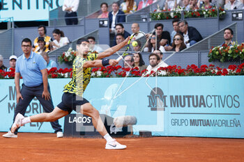 2023-04-30 - Carlos Alcaraz of Spain in action against Grigor Dimitrov of Bulgaria during the Mutua Madrid Open 2023, Masters 1000 tennis tournament on April 30, 2023 at Caja Magica in Madrid, Spain - TENNIS - MUTUA MADRID OPEN 2023 - INTERNATIONALS - TENNIS