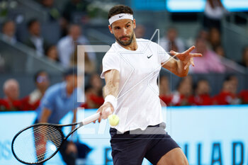 2023-04-30 - Grigor Dimitrov of Bulgary in action against Carlos Alcaraz of Spain during the Mutua Madrid Open 2023, Masters 1000 tennis tournament on April 30, 2023 at Caja Magica in Madrid, Spain - TENNIS - MUTUA MADRID OPEN 2023 - INTERNATIONALS - TENNIS