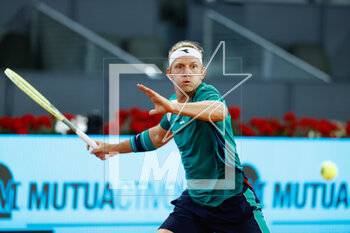 2023-04-30 - Alejandro Davidovich of Spain in action against Holger Rune of Denmark during the Mutua Madrid Open 2023, Masters 1000 tennis tournament on April 30, 2023 at Caja Magica in Madrid, Spain - TENNIS - MUTUA MADRID OPEN 2023 - INTERNATIONALS - TENNIS