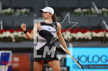 2023-05-01 - Iga Swiatek (Pol) in action during the Mutua Madrid Open 2023, Masters 1000 tennis tournament on May 1, 2023 at Caja Magica in Madrid, Spain - TENNIS - MUTUA MADRID OPEN 2023 - INTERNATIONALS - TENNIS