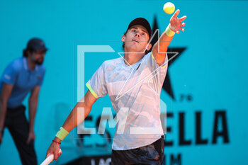 2023-05-01 - Alex de Minaur of Australia in action against Aslan Karatsev of Russia during the Mutua Madrid Open 2023, Masters 1000 tennis tournament on May 1, 2023 at Caja Magica in Madrid, Spain - TENNIS - MUTUA MADRID OPEN 2023 - INTERNATIONALS - TENNIS