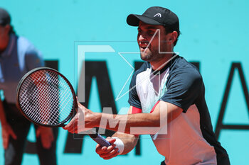 2023-05-01 - Aslan Karatsev of Russia in action against Alex de Minaur of Australia during the Mutua Madrid Open 2023, Masters 1000 tennis tournament on May 1, 2023 at Caja Magica in Madrid, Spain - TENNIS - MUTUA MADRID OPEN 2023 - INTERNATIONALS - TENNIS