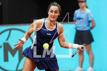 2023-05-01 - Martina Trevisan of Italy in action against Jessica Pegula of United States during the Mutua Madrid Open 2023, Masters 1000 tennis tournament on May 1, 2023 at Caja Magica in Madrid, Spain - TENNIS - MUTUA MADRID OPEN 2023 - INTERNATIONALS - TENNIS