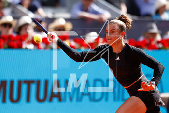 2023-05-01 - Maria Sakkari of Greece in action against Paula Badosa of Spain during the Mutua Madrid Open 2023, Masters 1000 tennis tournament on May 1, 2023 at Caja Magica in Madrid, Spain - TENNIS - MUTUA MADRID OPEN 2023 - INTERNATIONALS - TENNIS
