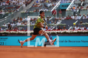2023-05-02 - Carlos Alcaraz (Esp) against Alexander Zverev (Ger) during the Mutua Madrid Open 2023, Masters 1000 tennis tournament on May 2, 2023 at Caja Magica in Madrid, Spain - TENNIS - MUTUA MADRID OPEN 2023 - INTERNATIONALS - TENNIS