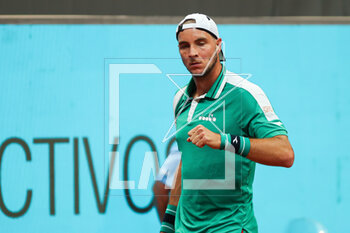 2023-05-02 - Jan-Lennard Struff of Germany celebrates against Pedro Cachin of Argentina during the Mutua Madrid Open 2023, Masters 1000 tennis tournament on May 2, 2023 at Caja Magica in Madrid, Spain - TENNIS - MUTUA MADRID OPEN 2023 - INTERNATIONALS - TENNIS