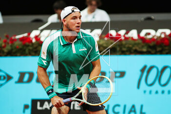2023-05-02 - Jan-Lennard Struff of Germany in action against Pedro Cachin of Argentina during the Mutua Madrid Open 2023, Masters 1000 tennis tournament on May 2, 2023 at Caja Magica in Madrid, Spain - TENNIS - MUTUA MADRID OPEN 2023 - INTERNATIONALS - TENNIS