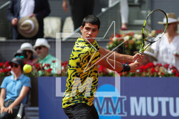 2023-05-02 - Carlos Alcaraz of Spain in action against Alexander Zverev of Germany during the Mutua Madrid Open 2023, Masters 1000 tennis tournament on May 2, 2023 at Caja Magica in Madrid, Spain - TENNIS - MUTUA MADRID OPEN 2023 - INTERNATIONALS - TENNIS