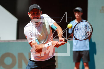 2023-05-02 - Aslan Karatsev of Russia in action against Daniil Medvedev of Russia during the Mutua Madrid Open 2023, Masters 1000 tennis tournament on May 2, 2023 at Caja Magica in Madrid, Spain - TENNIS - MUTUA MADRID OPEN 2023 - INTERNATIONALS - TENNIS