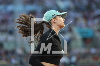 2023-05-04 - Ballgirl during the Mutua Madrid Open 2023, Masters 1000 tennis tournament on May 4, 2023 at Caja Magica in Madrid, Spain - TENNIS - MUTUA MADRID OPEN 2023 - INTERNATIONALS - TENNIS
