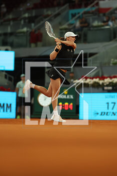 2023-05-04 - Iga Swiatek (Pol) in action against Veronika Kudermetova during the Mutua Madrid Open 2023, Masters 1000 tennis tournament on May41, 2023 at Caja Magica in Madrid, Spain - TENNIS - MUTUA MADRID OPEN 2023 - INTERNATIONALS - TENNIS