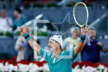 2023-05-04 - Jan Lennard Struff of Germany celebrates after winning against Stefanos Tsitsipas of Greece during the Mutua Madrid Open 2023, Masters 1000 tennis tournament on May 4, 2023 at Caja Magica in Madrid, Spain - TENNIS - MUTUA MADRID OPEN 2023 - INTERNATIONALS - TENNIS