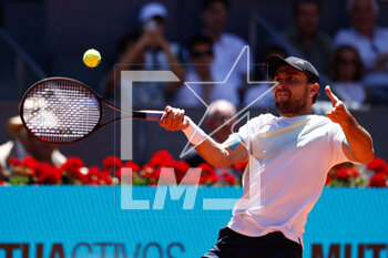 2023-05-04 - Aslan Karatsev of Russia in action against Zhizhen Zhang of China during the Mutua Madrid Open 2023, Masters 1000 tennis tournament on May 4, 2023 at Caja Magica in Madrid, Spain - TENNIS - MUTUA MADRID OPEN 2023 - INTERNATIONALS - TENNIS