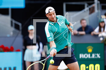 2023-05-05 - Jan Lennard Struff of Germany in action against Aslan Karatsev of Russia during the Mutua Madrid Open 2023, Masters 1000 tennis tournament on May 5, 2023 at Caja Magica in Madrid, Spain - TENNIS - MUTUA MADRID OPEN 2023 - INTERNATIONALS - TENNIS