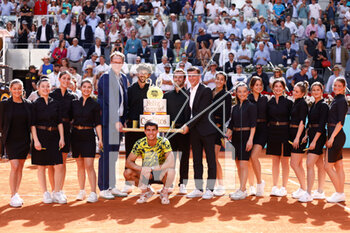 2023-05-05 - Carlos Alcaraz of Spain receives a birthday cake after winning against Borna Coric of Croatia during the Mutua Madrid Open 2023, Masters 1000 tennis tournament on May 5, 2023 at Caja Magica in Madrid, Spain - TENNIS - MUTUA MADRID OPEN 2023 - INTERNATIONALS - TENNIS