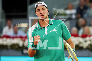 2023-05-05 - Jan-Lennard Struff of Germany in action against Aslan Karatsev of Russia during the Mutua Madrid Open 2023, Masters 1000 tennis tournament on May 5, 2023 at Caja Magica in Madrid, Spain - TENNIS - MUTUA MADRID OPEN 2023 - INTERNATIONALS - TENNIS
