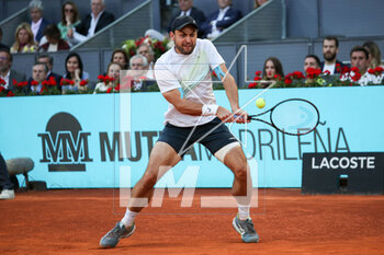 2023-05-05 - Aslan Karatsev of Russia in action against Jan-Lennard Struff of Germany during the Mutua Madrid Open 2023, Masters 1000 tennis tournament on May 5, 2023 at Caja Magica in Madrid, Spain - TENNIS - MUTUA MADRID OPEN 2023 - INTERNATIONALS - TENNIS