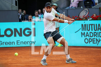2023-05-05 - Aslan Karatsev of Russia in action against Jan-Lennard Struff of Germany during the Mutua Madrid Open 2023, Masters 1000 tennis tournament on May 5, 2023 at Caja Magica in Madrid, Spain - TENNIS - MUTUA MADRID OPEN 2023 - INTERNATIONALS - TENNIS