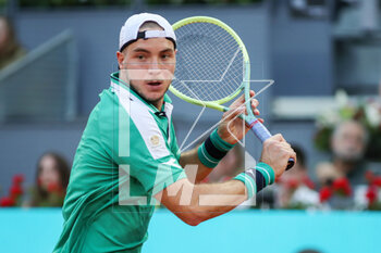 2023-05-05 - Jan-Lennard Struff of Germany in action against Aslan Karatsev of Russia during the Mutua Madrid Open 2023, Masters 1000 tennis tournament on May 5, 2023 at Caja Magica in Madrid, Spain - TENNIS - MUTUA MADRID OPEN 2023 - INTERNATIONALS - TENNIS