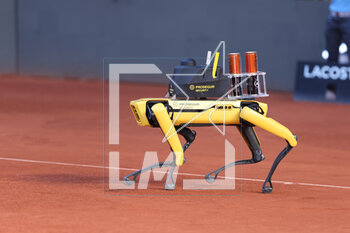 2023-05-06 - Robot during the Mutua Madrid Open 2023, Masters 1000 tennis tournament on May 6, 2023 at Caja Magica in Madrid, Spain - TENNIS - MUTUA MADRID OPEN 2023 - INTERNATIONALS - TENNIS