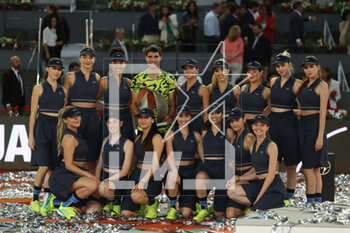 2023-05-07 - Carlos Alcaraz with ballgirls after defeated Jan Lennard Struff (Ger) in the final at the Mutua Madrid Open 2023, Masters 1000 tennis tournament on May 7, 2023 at Caja Magica in Madrid, Spain - TENNIS - MUTUA MADRID OPEN 2023 - INTERNATIONALS - TENNIS