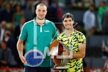 2023-05-07 - Carlos Alcaraz of Spain (winner) and Jan-Lennard Struff of Germany (second place) pose for photo during the Singles Final Men match during the Mutua Madrid Open 2023, Masters 1000 tennis tournament on May 7, 2023 at Caja Magica in Madrid, Spain - TENNIS - MUTUA MADRID OPEN 2023 - INTERNATIONALS - TENNIS