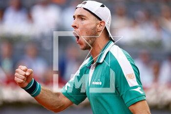 2023-05-07 - Jan-Lennard Struff of Germany in action against Carlos Alcaraz of Spain during the Singles Final Men match during the Mutua Madrid Open 2023, Masters 1000 tennis tournament on May 7, 2023 at Caja Magica in Madrid, Spain - TENNIS - MUTUA MADRID OPEN 2023 - INTERNATIONALS - TENNIS