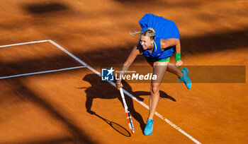 2023-05-09 - Anett Kontaveit of Estonia in action during the first round of the 2023 Internazionali BNL d’Italia, Masters 1000 tennis tournament on May 9, 2023 at Foro Italico in Rome, Italy - TENNIS - 2023 INTERNAZIONALI BNL D'ITALIA - INTERNATIONALS - TENNIS