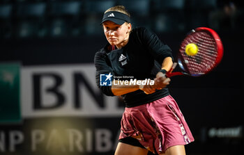 2023-05-12 - Elena Rybakina of Kazakhstan in action against Jasmine Paolini of Italy during the second round of the 2023 Internazionali BNL d’Italia, Masters 1000 tennis tournament on May 12, 2023 at Foro Italico in Rome, Italy - TENNIS - 2023 INTERNAZIONALI BNL D'ITALIA - INTERNATIONALS - TENNIS