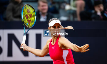 2023-05-13 - Anna Bondar of Hungary in action against Qinwen Zheng of China during the third round of the 2023 Internazionali BNL d’Italia, Masters 1000 tennis tournament on May 13, 2023 at Foro Italico in Rome, Italy - TENNIS - 2023 INTERNAZIONALI BNL D'ITALIA - INTERNATIONALS - TENNIS
