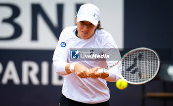 2023-05-16 - Iga Swiatek of Poland in action during the fourth round of the 2023 Internazionali BNL d’Italia, Masters 1000 tennis tournament on May 16, 2023 at Foro Italico in Rome, Italy - TENNIS - 2023 INTERNAZIONALI BNL D'ITALIA - INTERNATIONALS - TENNIS