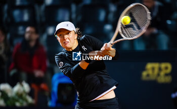2023-05-17 - Iga Swiatek of Poland in action during the quarter-final of the 2023 Internazionali BNL d’Italia, Masters 1000 tennis tournament on May 17, 2023 at Foro Italico in Rome, Italy - TENNIS - 2023 INTERNAZIONALI BNL D'ITALIA - INTERNATIONALS - TENNIS