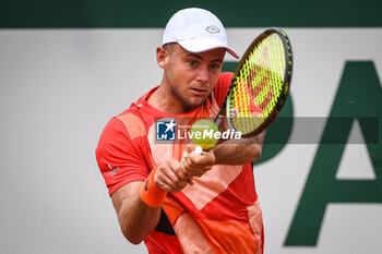 2023-05-22 - Enzo COUACAUD of France during the first qualifying day of Roland-Garros 2023, Grand Slam tennis tournament, Previews on May 22, 2023 at Roland-Garros stadium in Paris, France - TENNIS - ROLAND GARROS 2023 - PREVIEWS - INTERNATIONALS - TENNIS